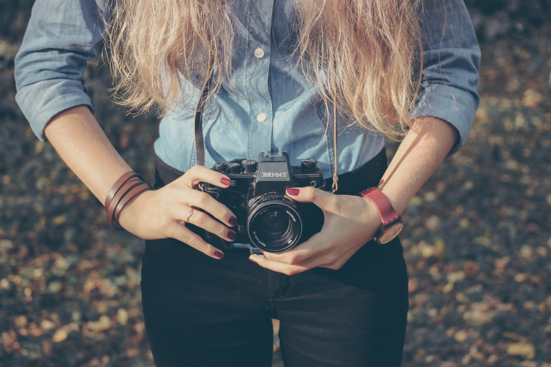 photographe-SAUZE-min_hand-person-girl-woman-camera-photography-614-pxhere.com